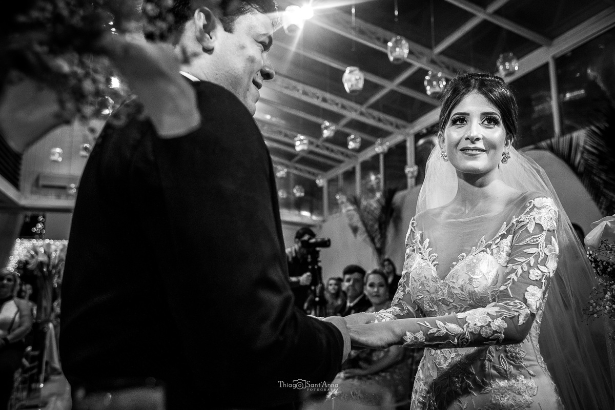 casamento cerimônia noivos ouvem o pastor decoração luminárias ao teto convidados 