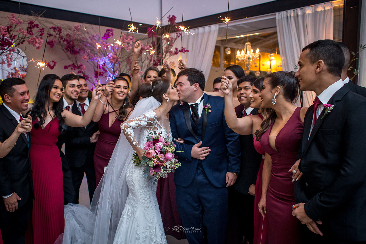 buque tons de rosa padrinhos e madrinhas brindam ao beijo dos noivos 