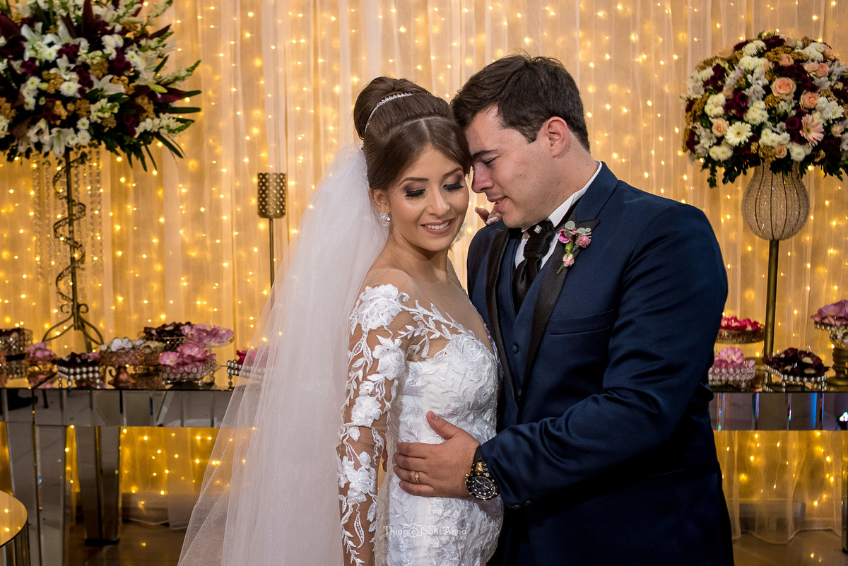 noivo abraça noiva véu decoração flores coloridas 