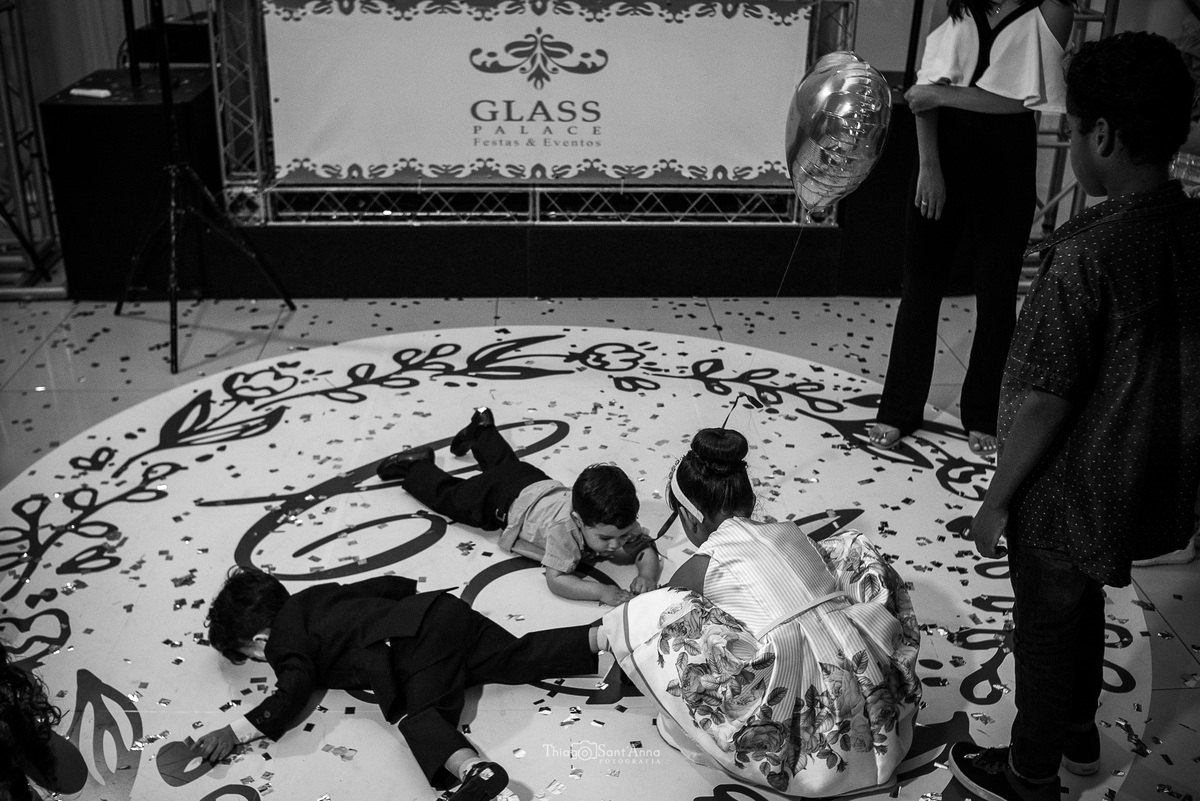 crianças brincam na pista de dança preto e branco