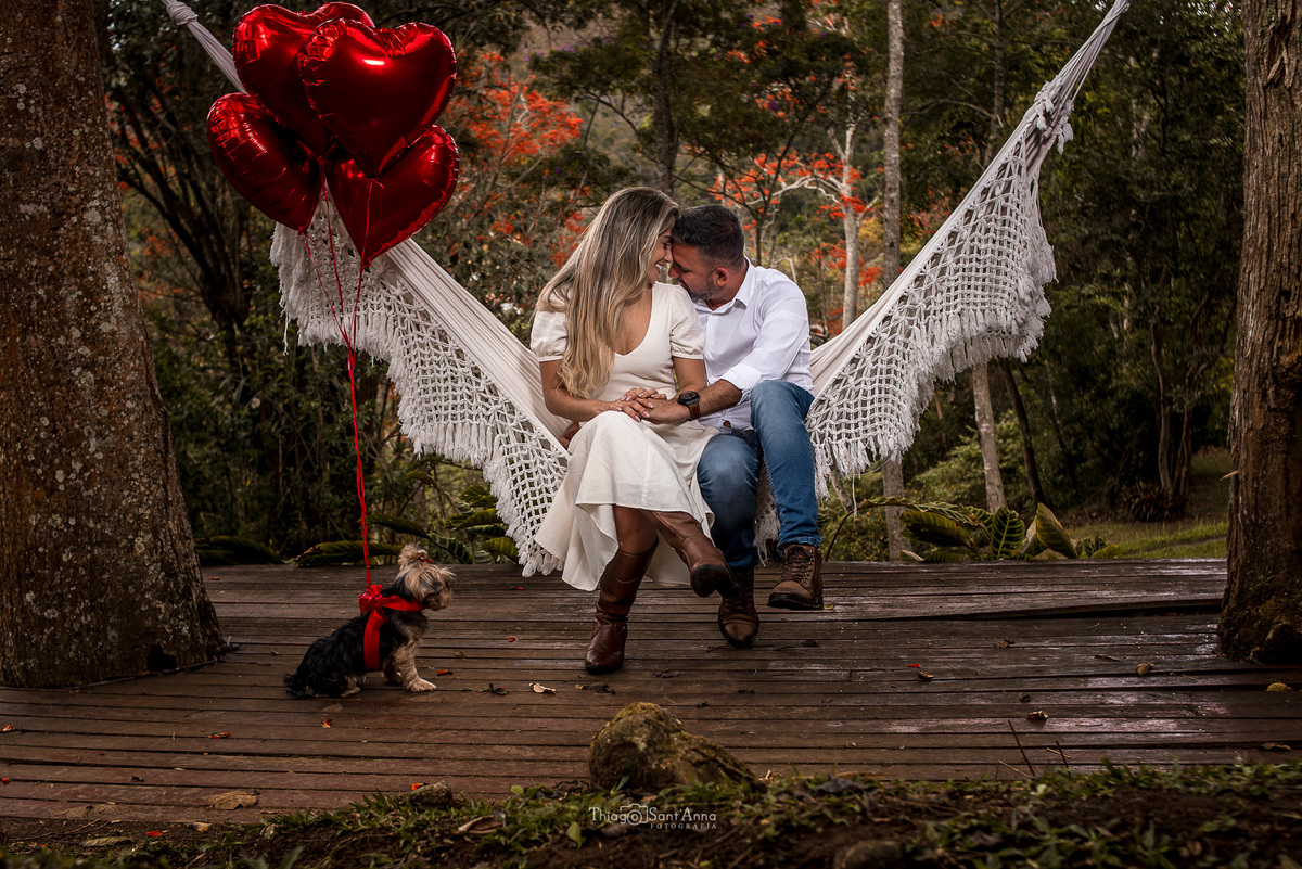 ensaio casal rústico interior ranço pet com balões coração