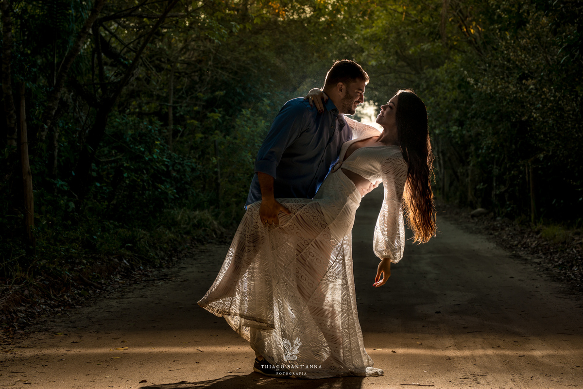 ensaio casal paisagem entre árvores por do sol 