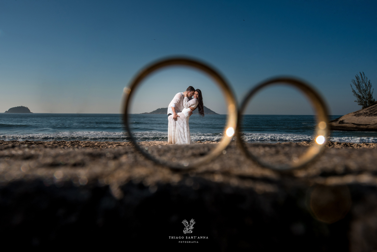 ensaio casal através das alianças paisagem praia por do sol 