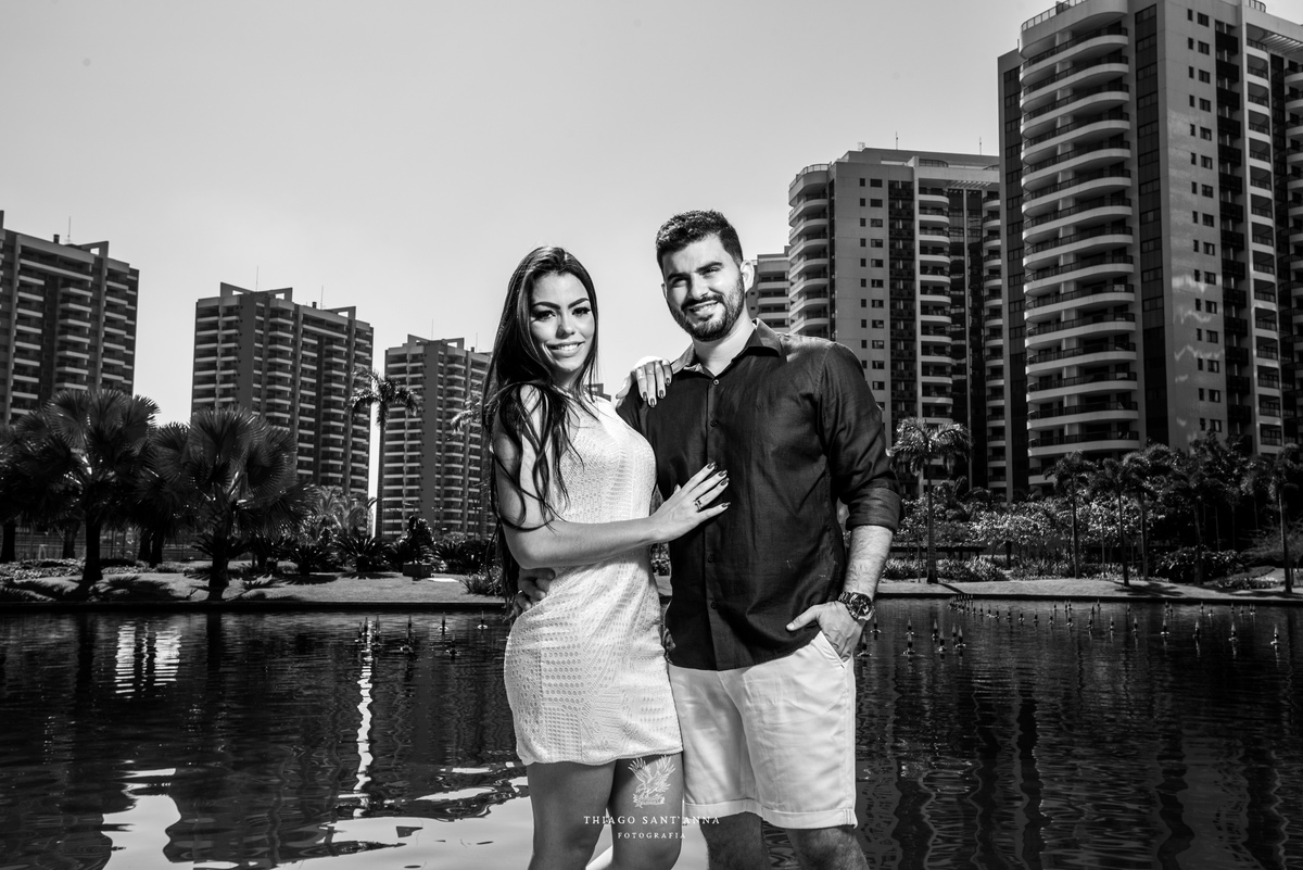 ensaio casal paisagem prédios lago preto e branco