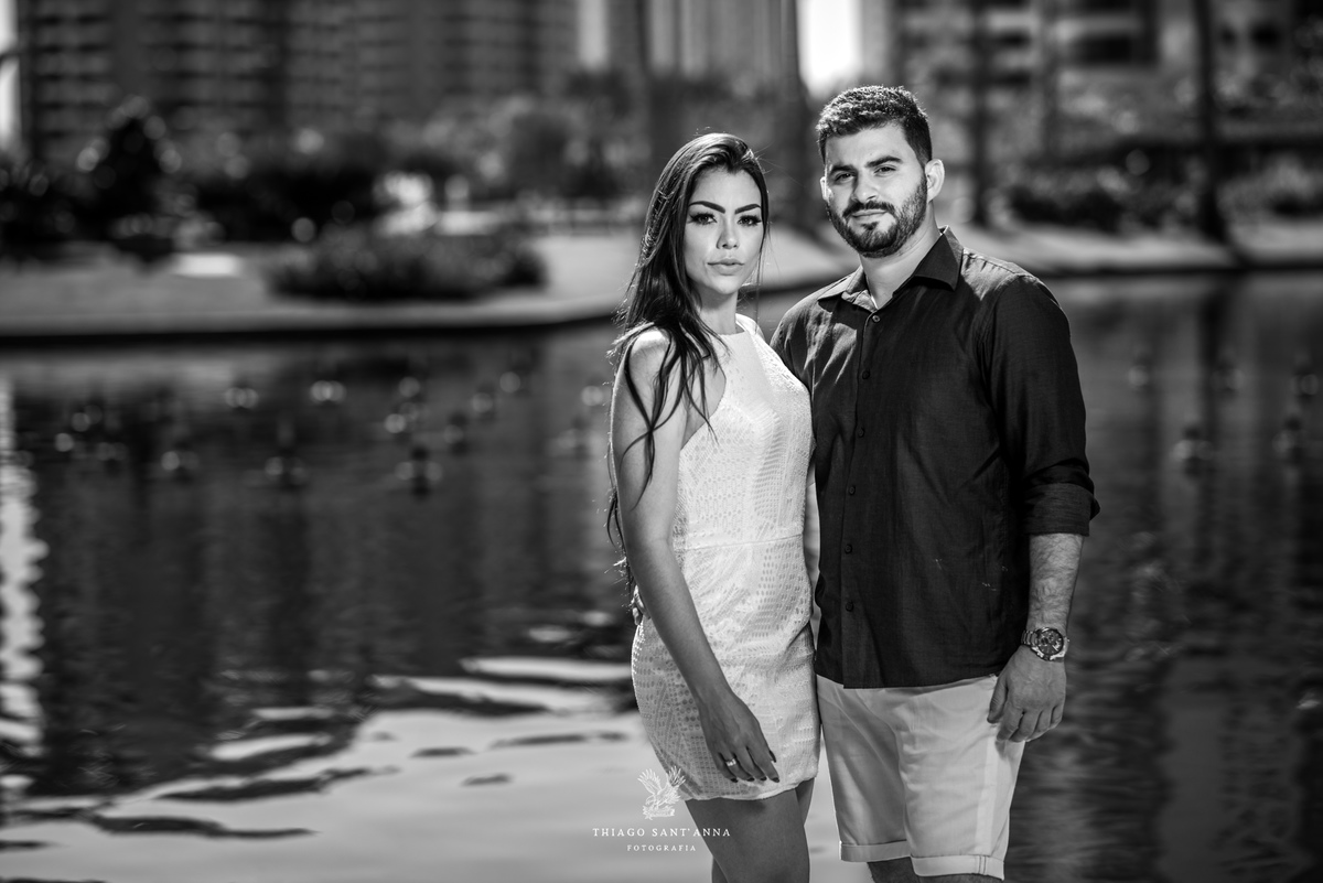 ensaio casal paisagem prédios lago preto e branco