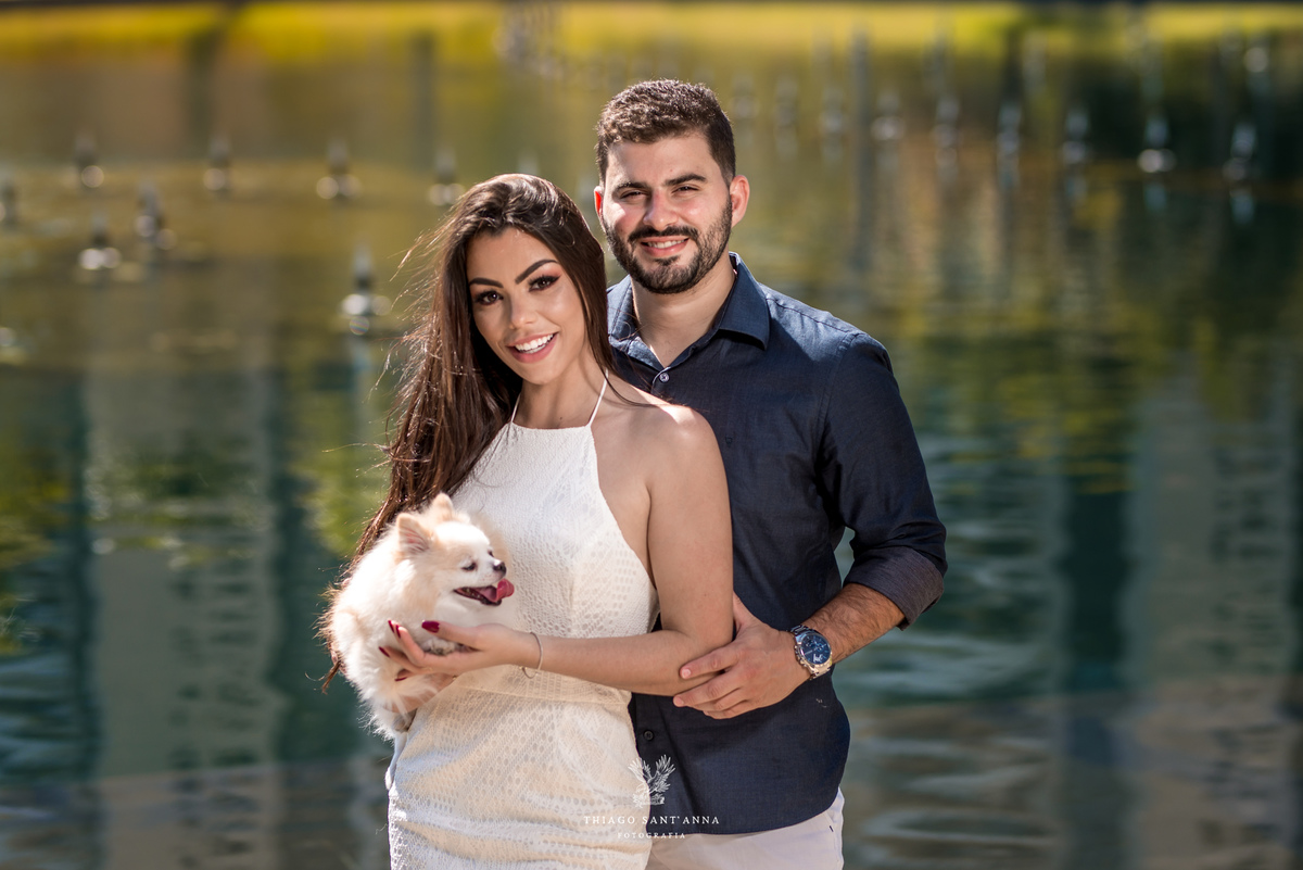 ensaio casal paisagem prédios lago com seu pet