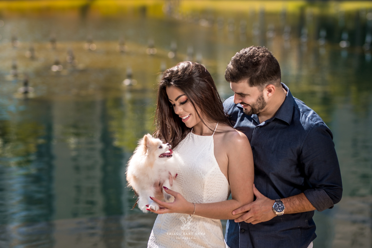 ensaio casal paisagem prédios lago com seu pet