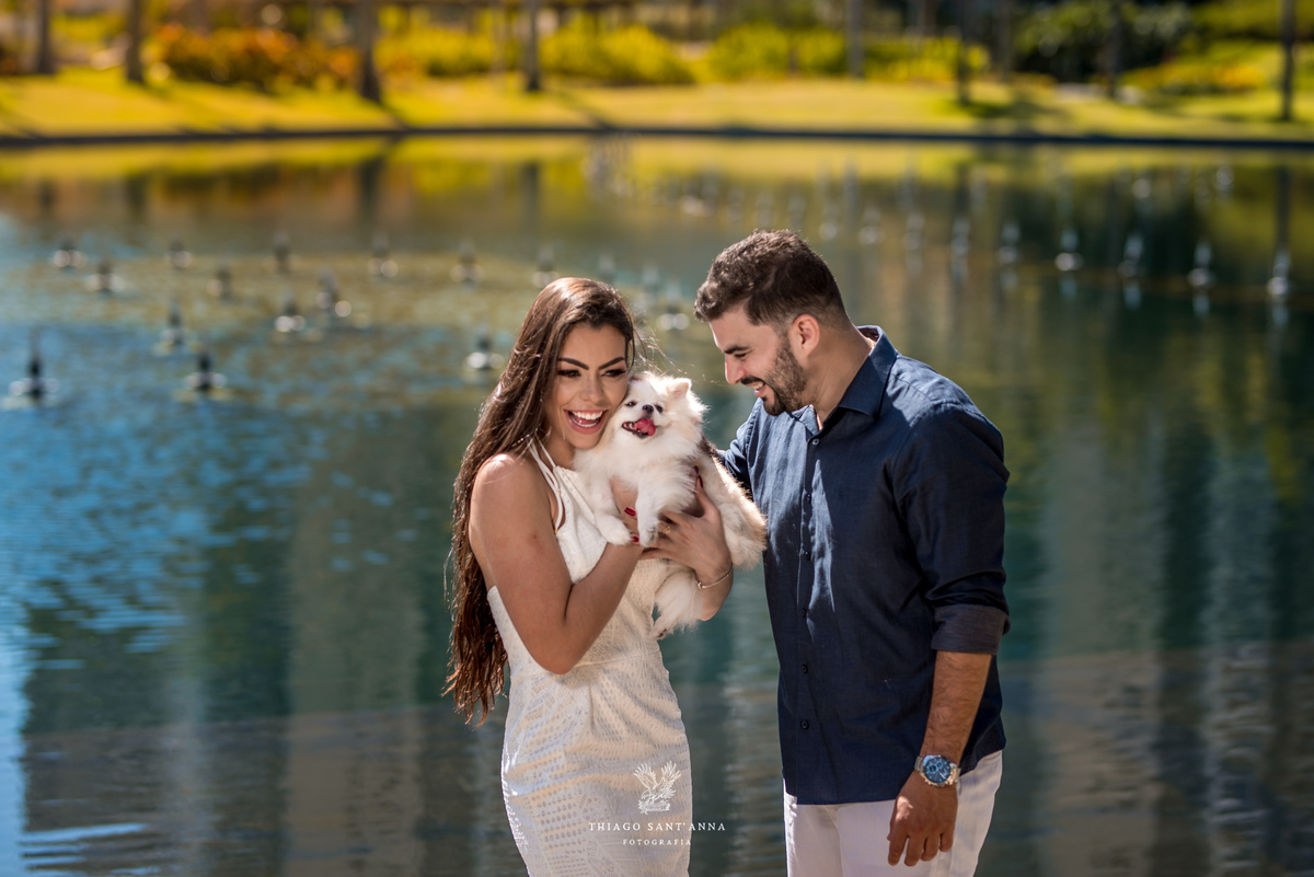 ensaio casal paisagem prédios lago com seu pet