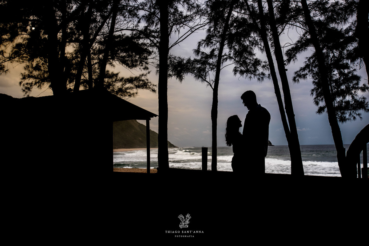 ensaio casal paisagem praia montanhas árvores silhuetas