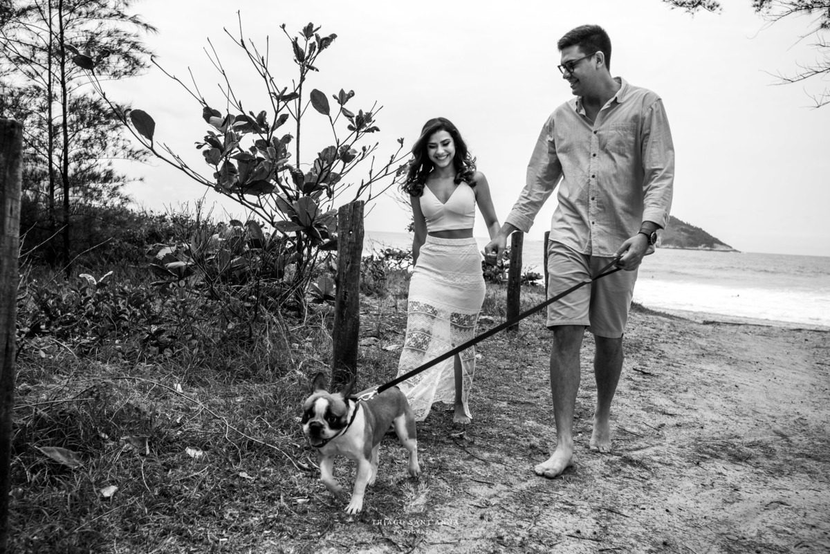 ensaio casal paisagem praia montanhas árvores pet preto e branco