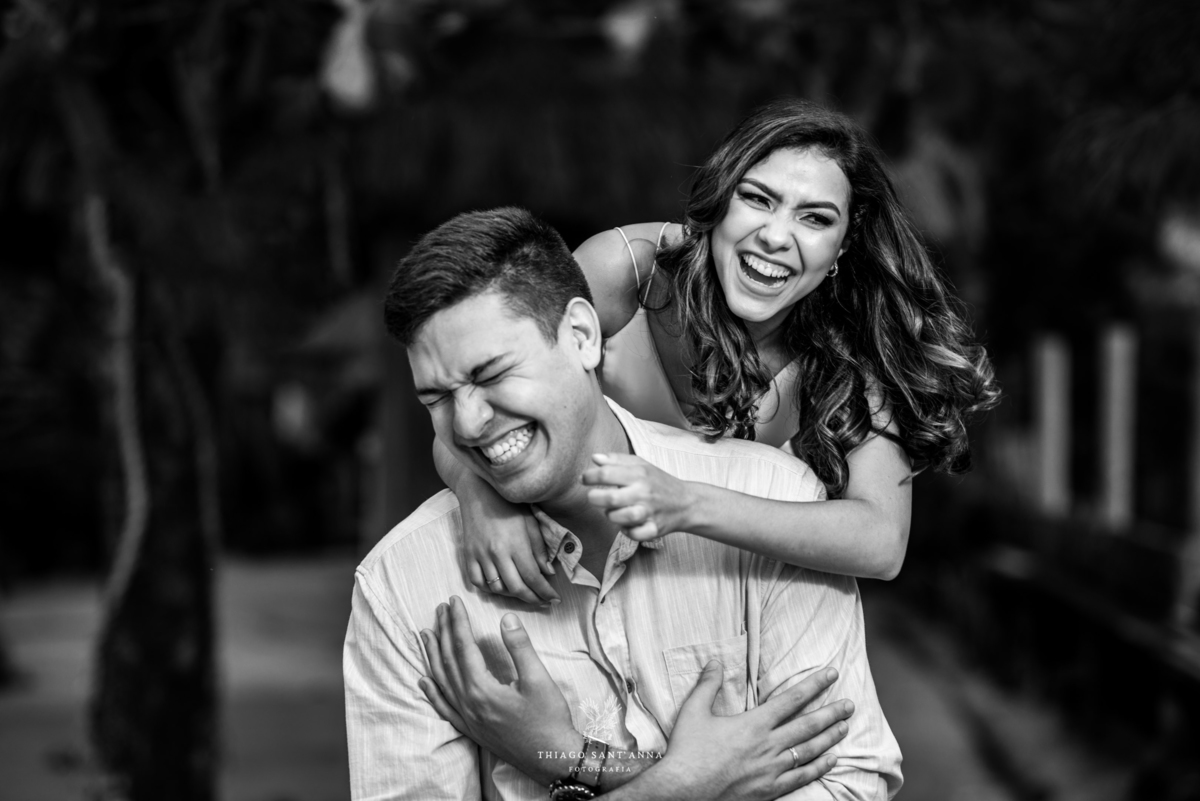 ensaio casal paisagem praia montanhas árvores preto e branco