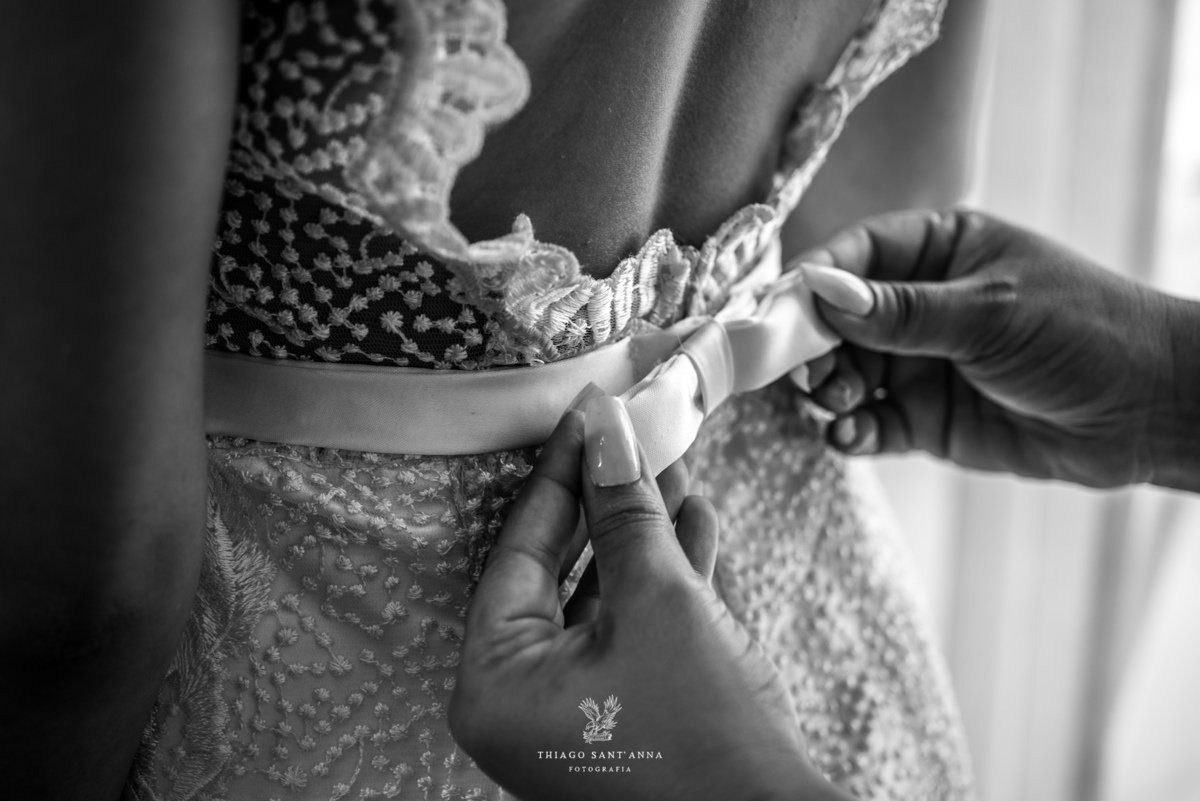 últimos ajustes vestido da noiva preto e branco