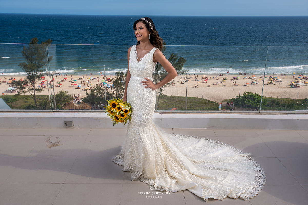 noiva sorri vestido buque amarelo paisagem praia