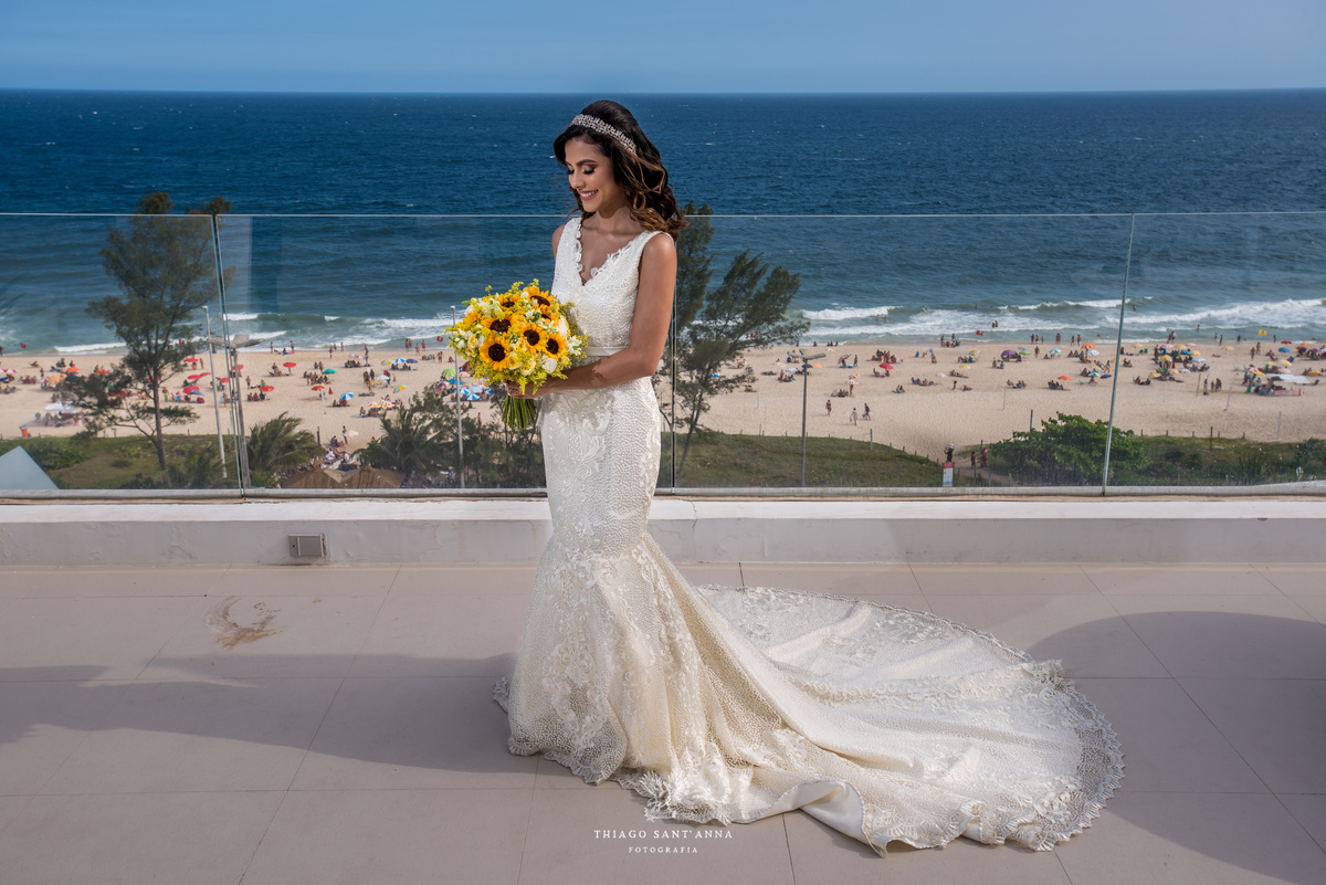 noiva sorri vestido buque amarelo paisagem praia