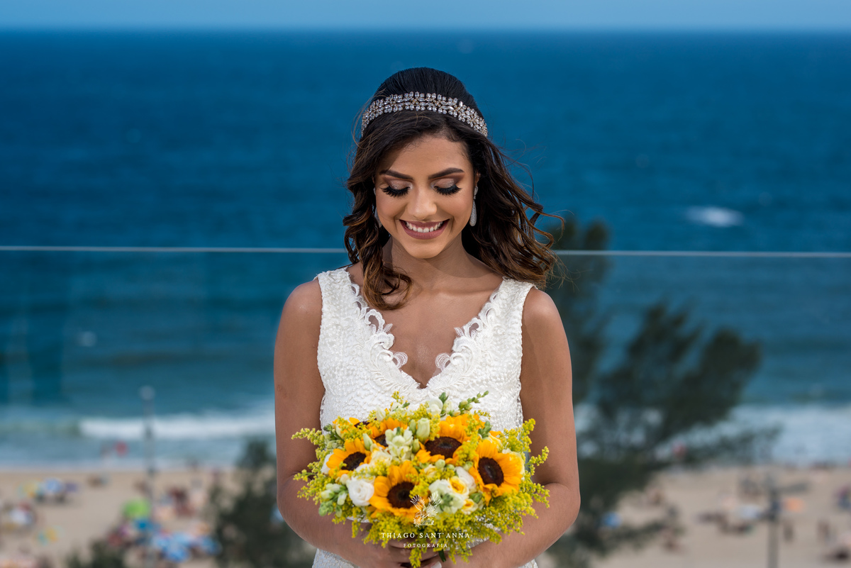 noiva sorri buque amarelo girassol paisagem praia 