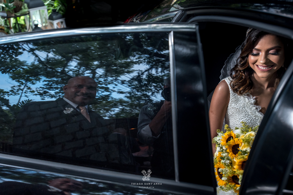 chegada da noiva sorri vestido buque girassol carro preto 