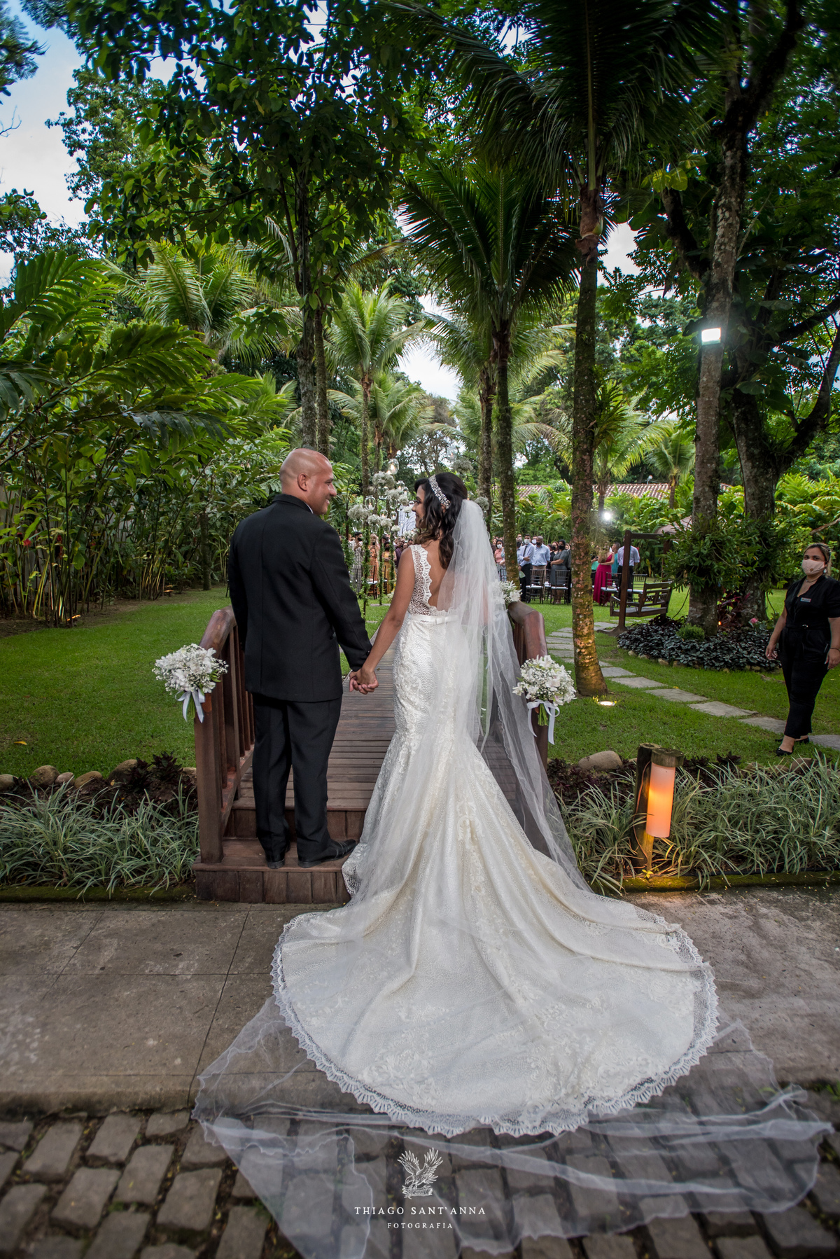 entrada da noiva vestido véu com seu pai ambiente externo vegetação árvores gramado