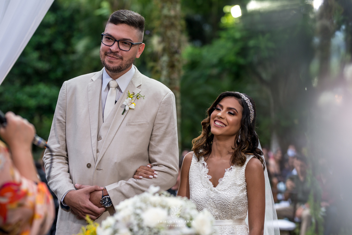 noivos sorrindo no altar ambiente externo decoração flores brancas