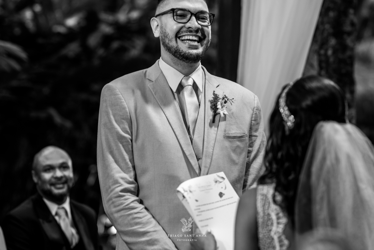 noivo sorri noiva lê seus votos preto e branco