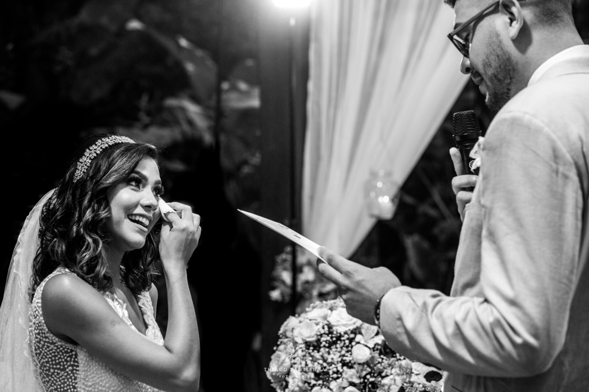 noiva sorri enxuga lágrimas noivo lê seus votos preto e branco