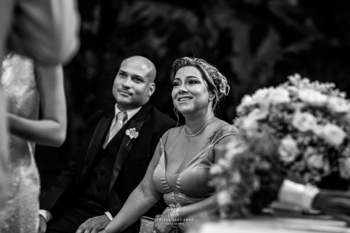 familiares dos noivos sorrindo atentos a cerimônia preto e branco