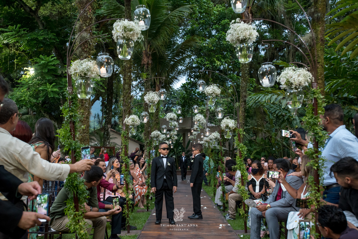 entrada dos pajens convidados registam ambiente externo vegetação palmeiras decoração arranjos flores brancas