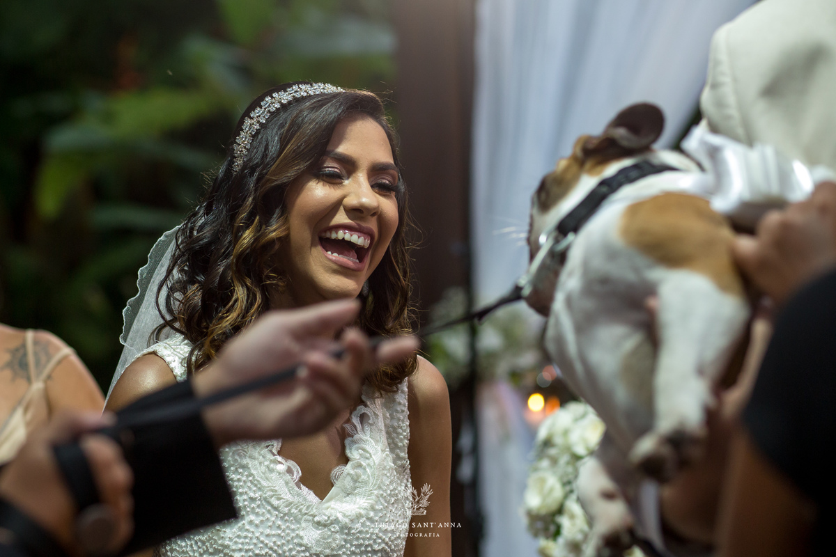 noivo segura pet do casal no altar noiva sorri