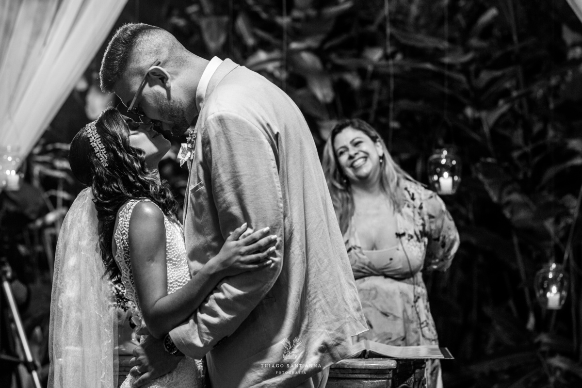 beijo do casal pastora sorri vegetação ao fundo preto e branco