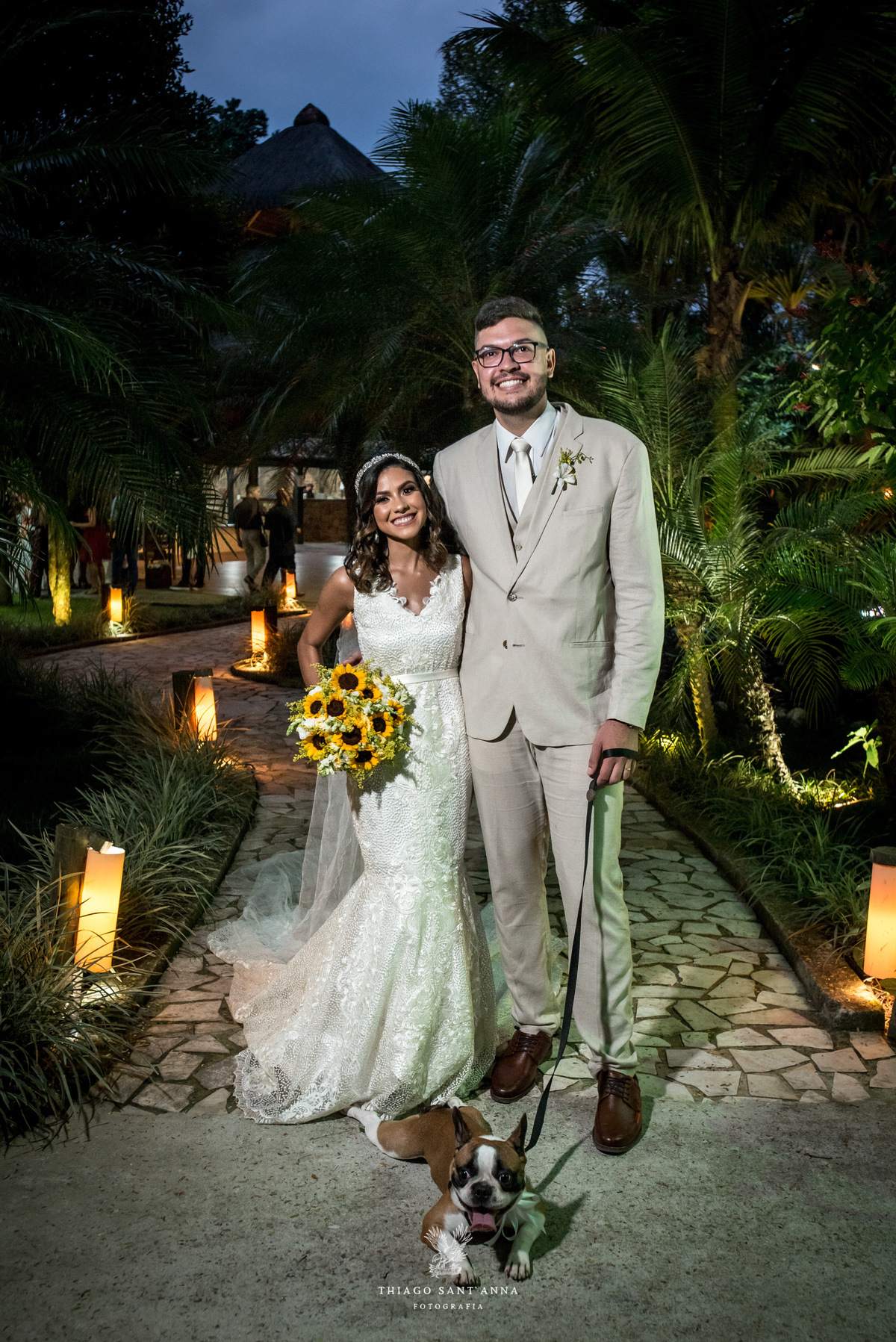 noivos posam sorrindo com seu pet 