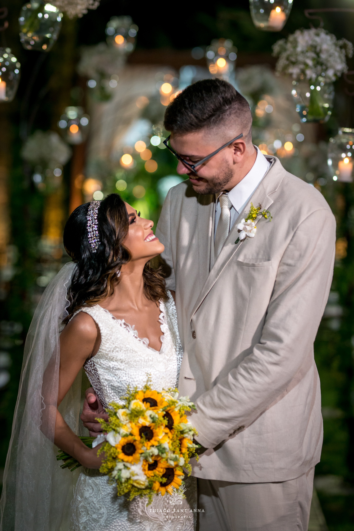 noivos se admiram sorrindo noiva véu vestido noivo terno bege