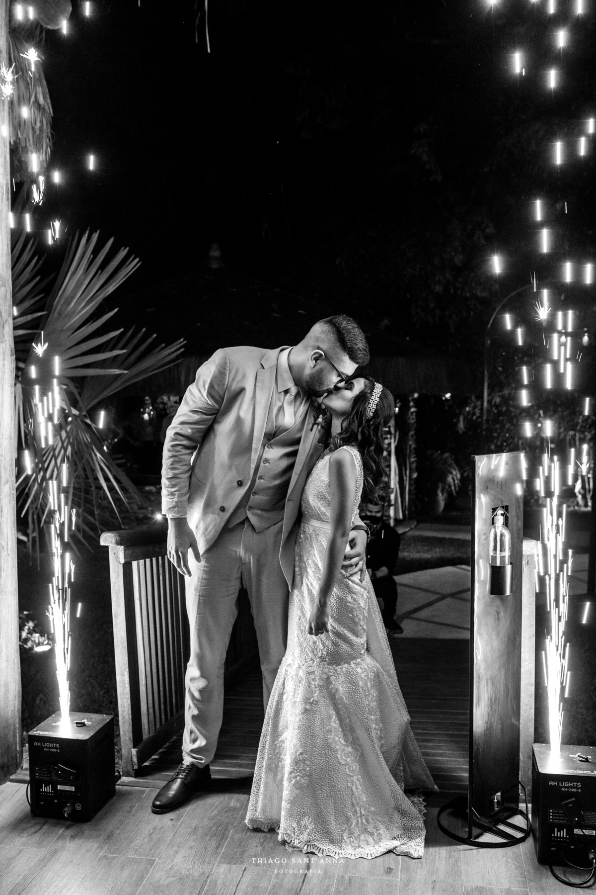 beijo dos noivos vegetação ao fundo preto e branco 