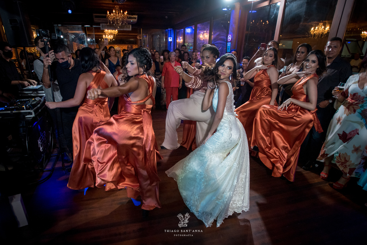 festa casamento noiva pista de dança com madrinhas vestido cobre decoração lustre