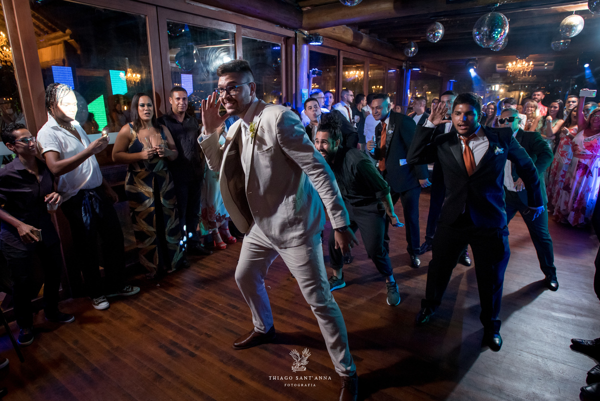 noivo pista dança com padrinhos globo espelhado convidados observam