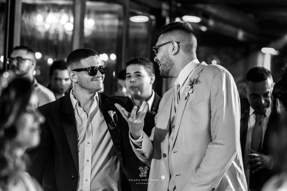 noivo conversa com padrinho pista de dança preto e branco