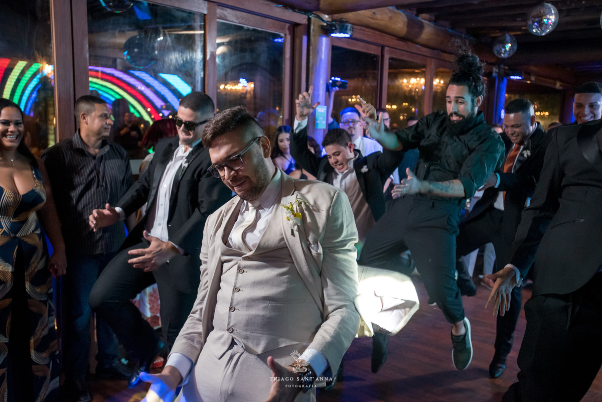 noivo pista de dança com padrinhos 