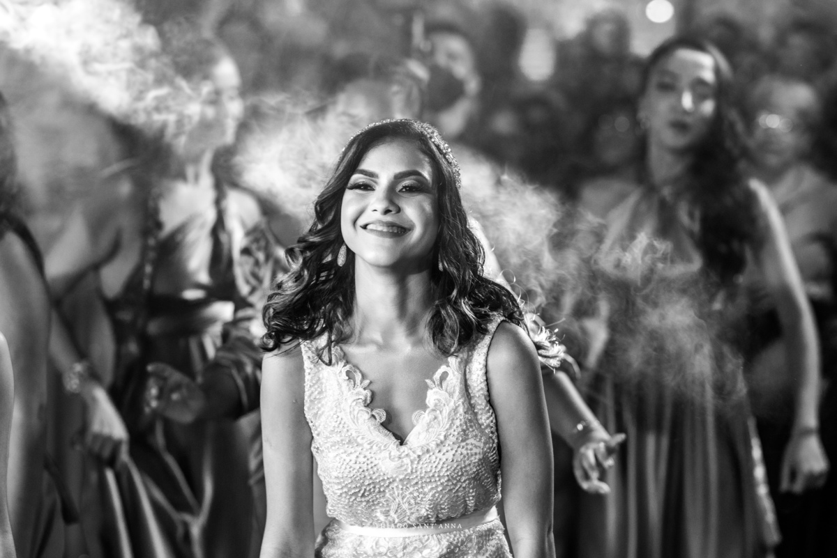 noiva sorri pista de dança com madrinhas preto e branco