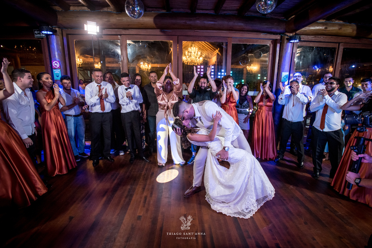 beijo dos noivos pista de dança padrinhos aplaudem