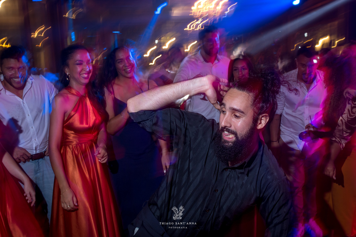 convidado dança na pista com padrinhos luzes