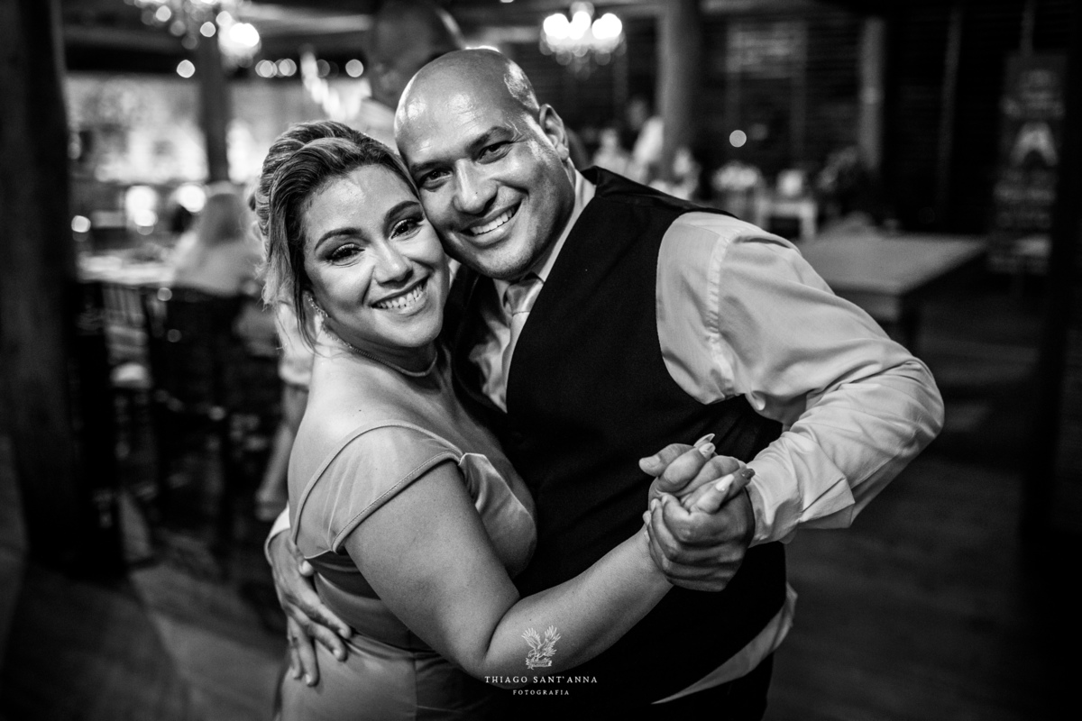 madrinha dança com padrinho preto e branco