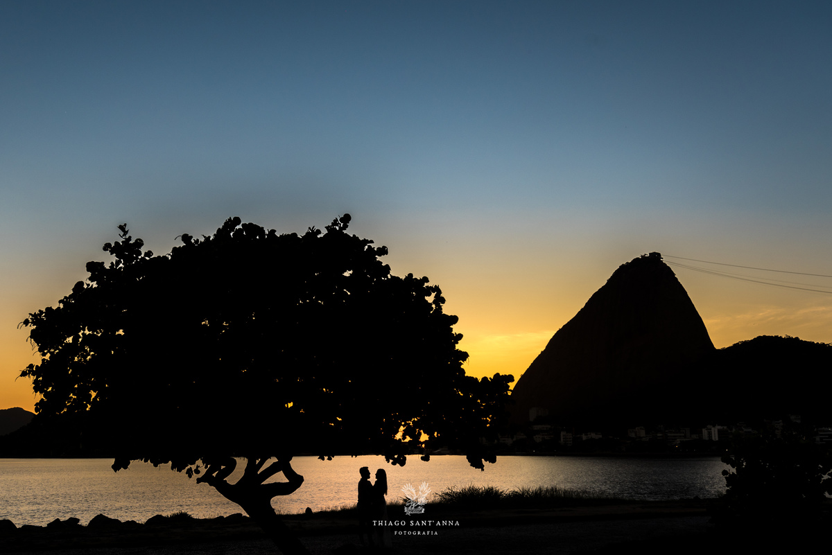 ensaio casal paisagem praia por do sol silhueta Pão de Açúcar