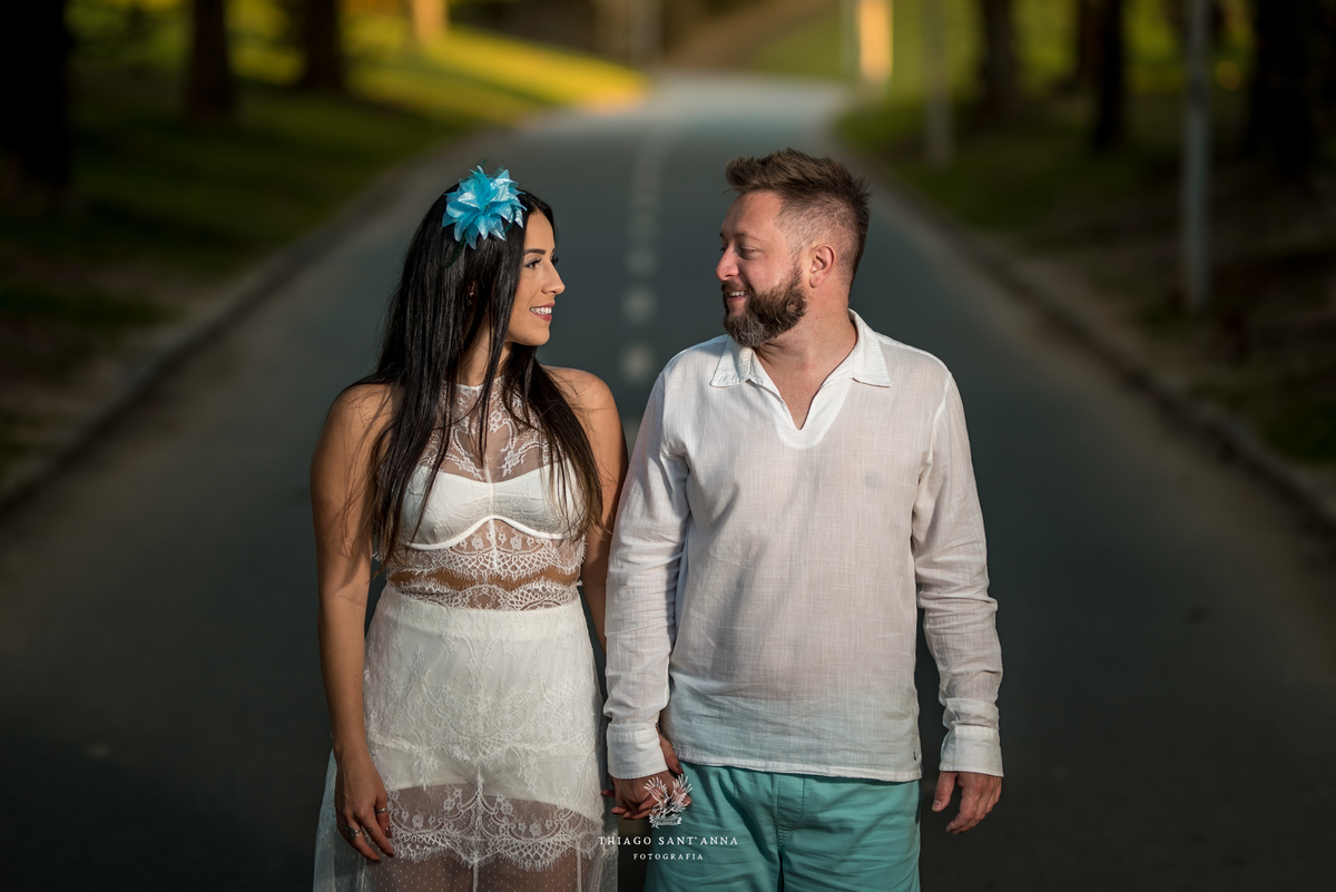 ensaio casal se admira estrada ao fundo 