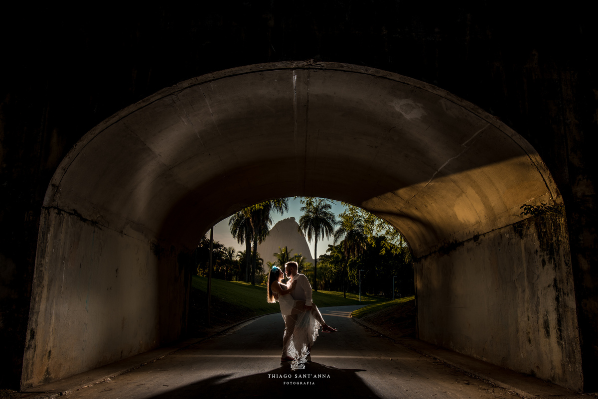 ensaio casal abraçado túnel estrada e vegetação ao fundo