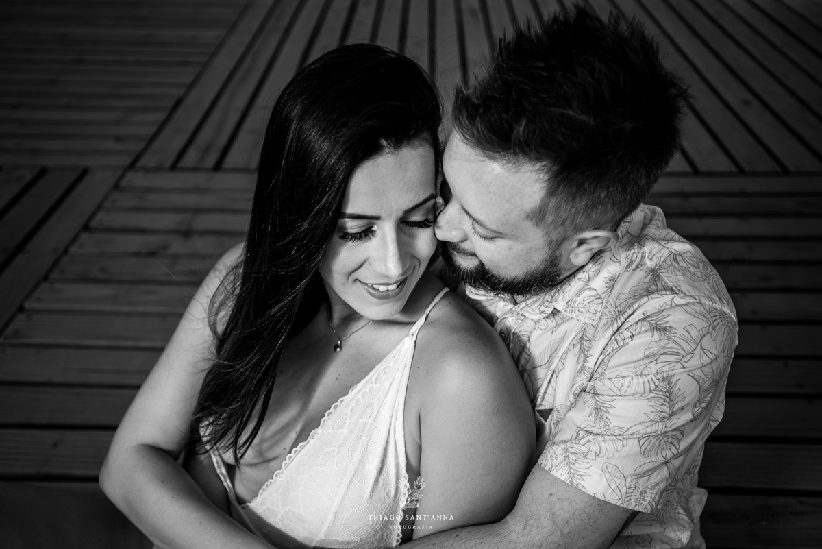 ensaio casal abraço preto e branco