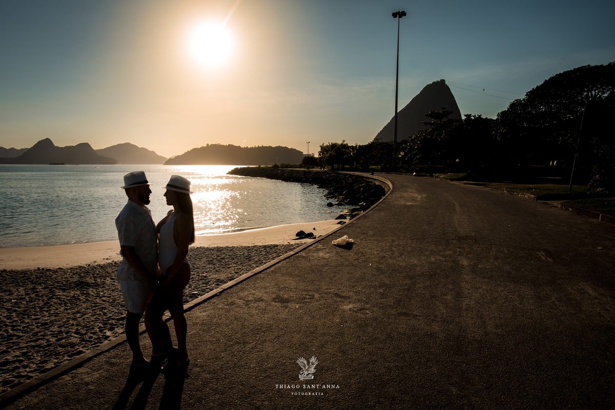 ensaio casal paisagem praia por do sol silhueta Pão de Açúcar