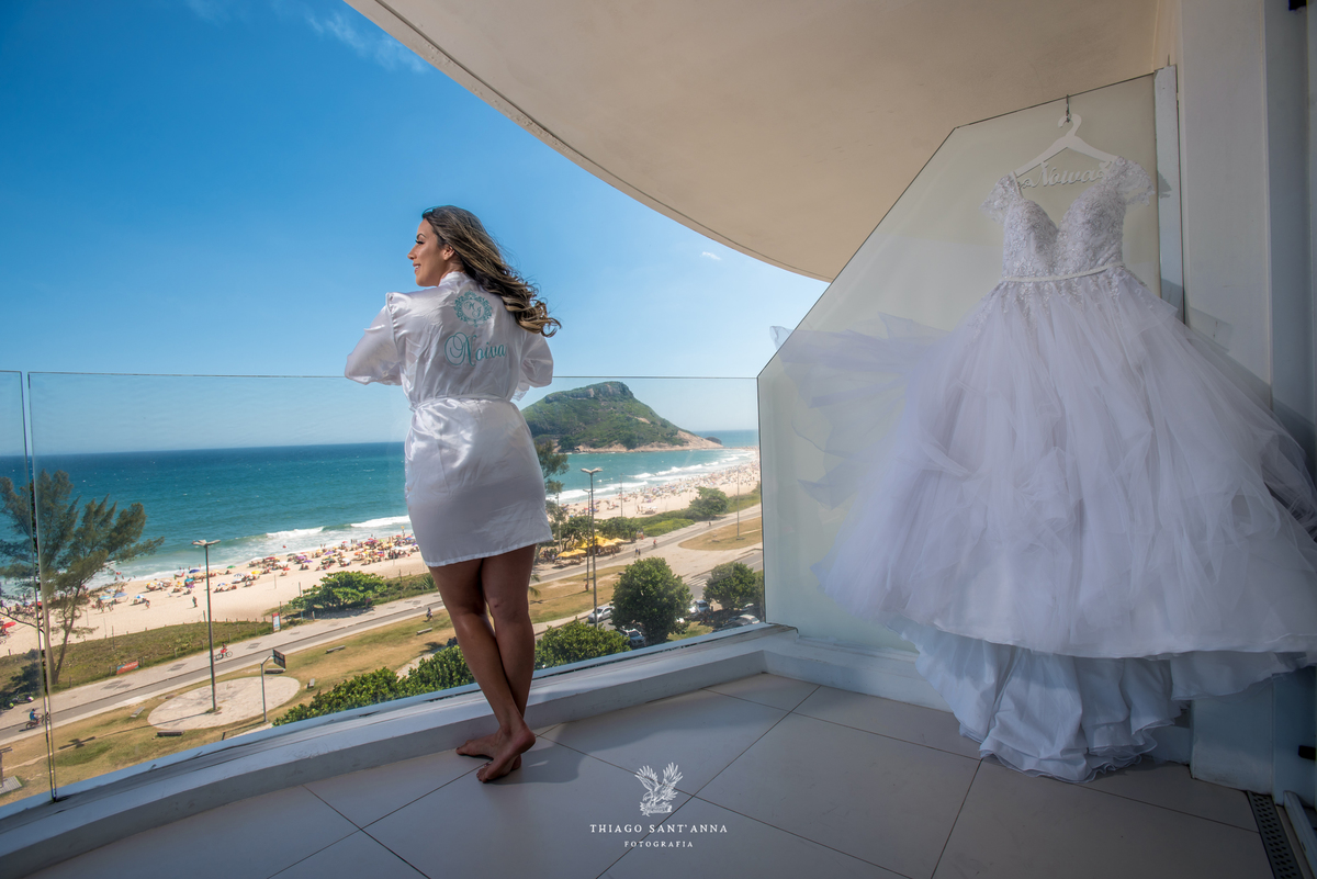 noiva observa paisagem praia vestido pendurado 