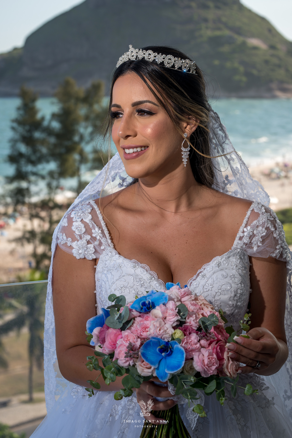 noiva sorri vestido renda buque flores coloridas