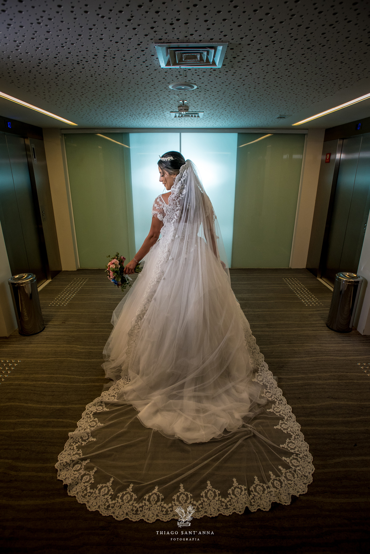 noiva de costas véu renda buque flores coloridas