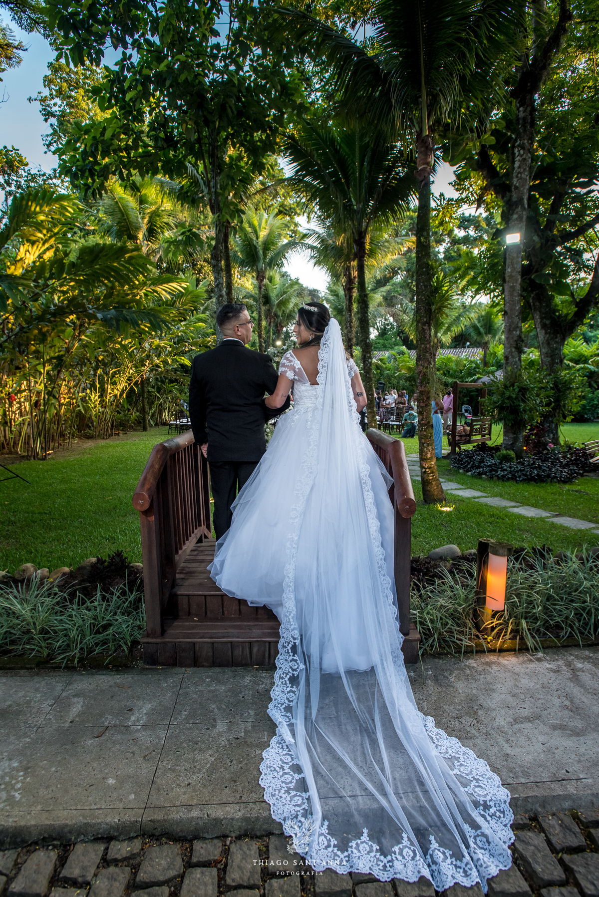 entrada da noiva com seu pai ambiente externo vegetação gramado árvores coqueiro