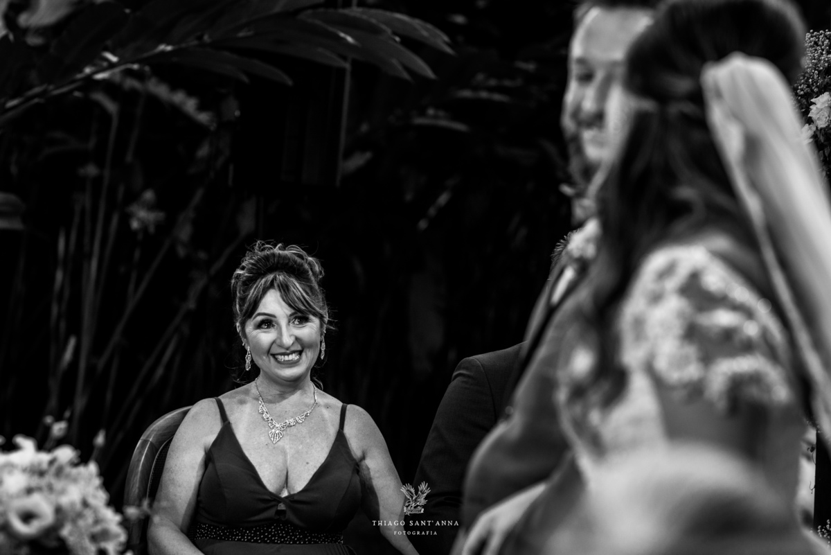 familiar observa noivos no altar preto e branco