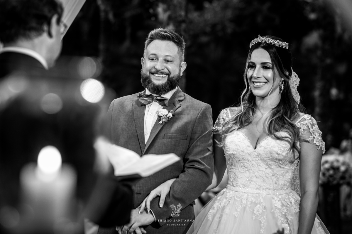 noivos sorrindo no altar preto e branco